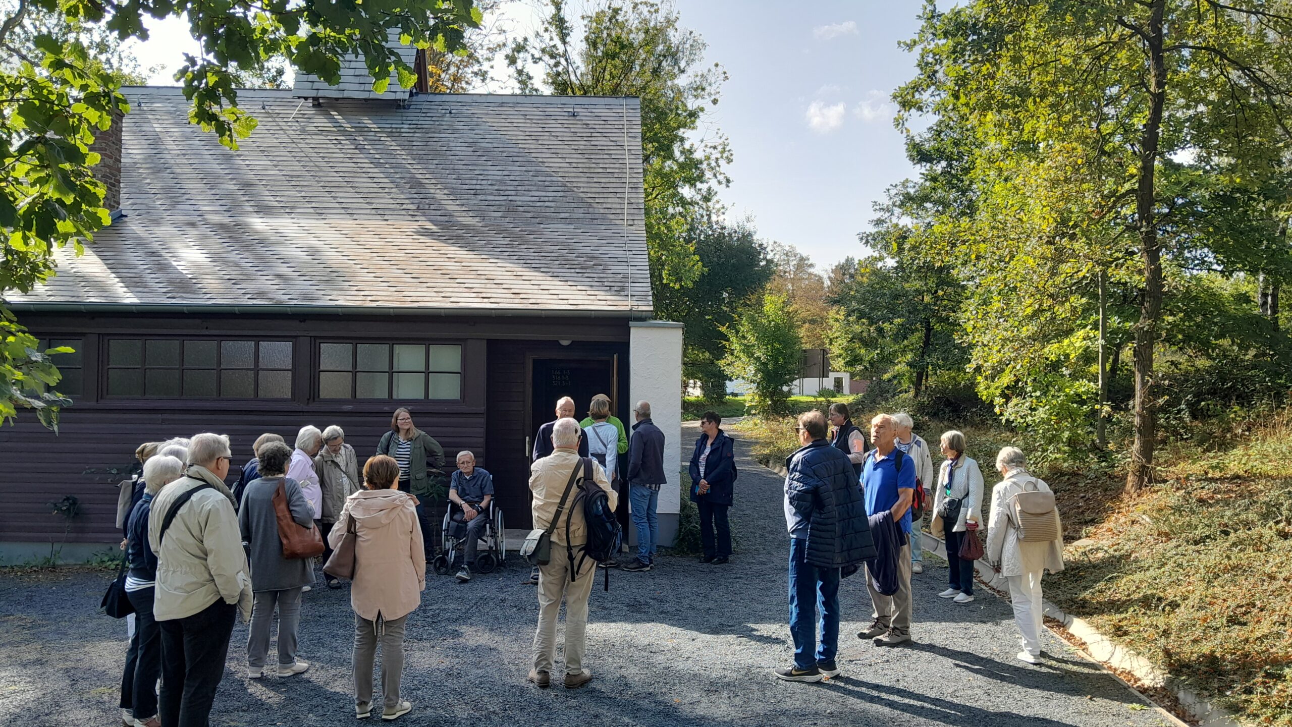 Gemeindemitglieder vor der Diasporakapelle aus Overath im Freilichtmuseum Kommern